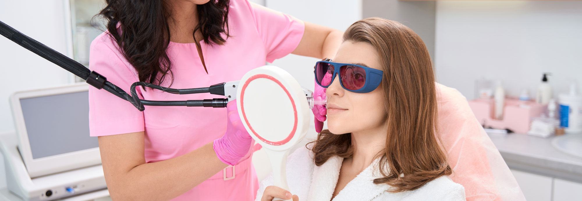 Dauerhafte Haarentfernung bei einer Frau an beliebten Zonen im beautystudio Image in Hamm