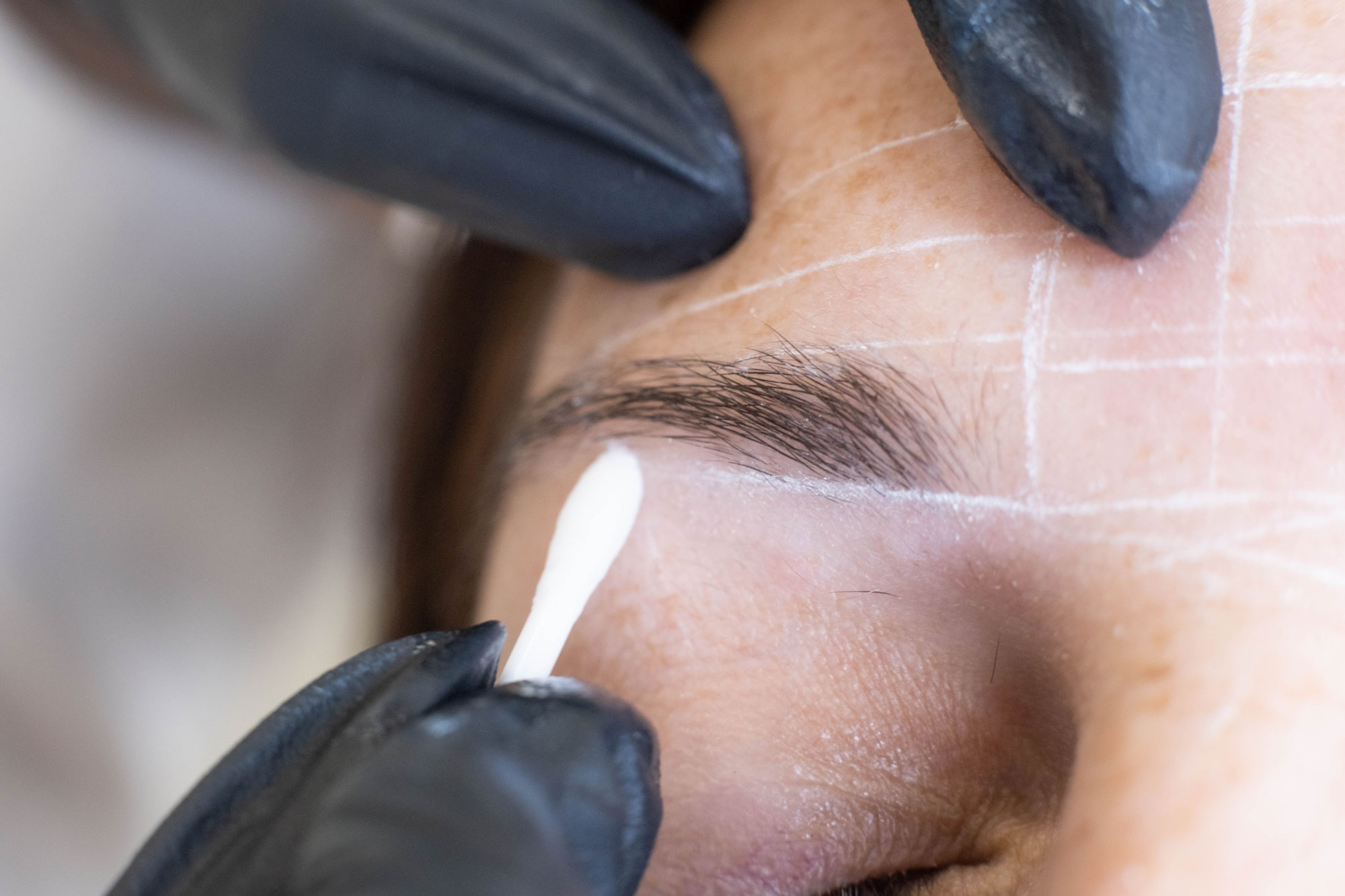Microblading Korrekturbehandlung an einer Augenbraue im beautystudio Image in Hamm und Aachen