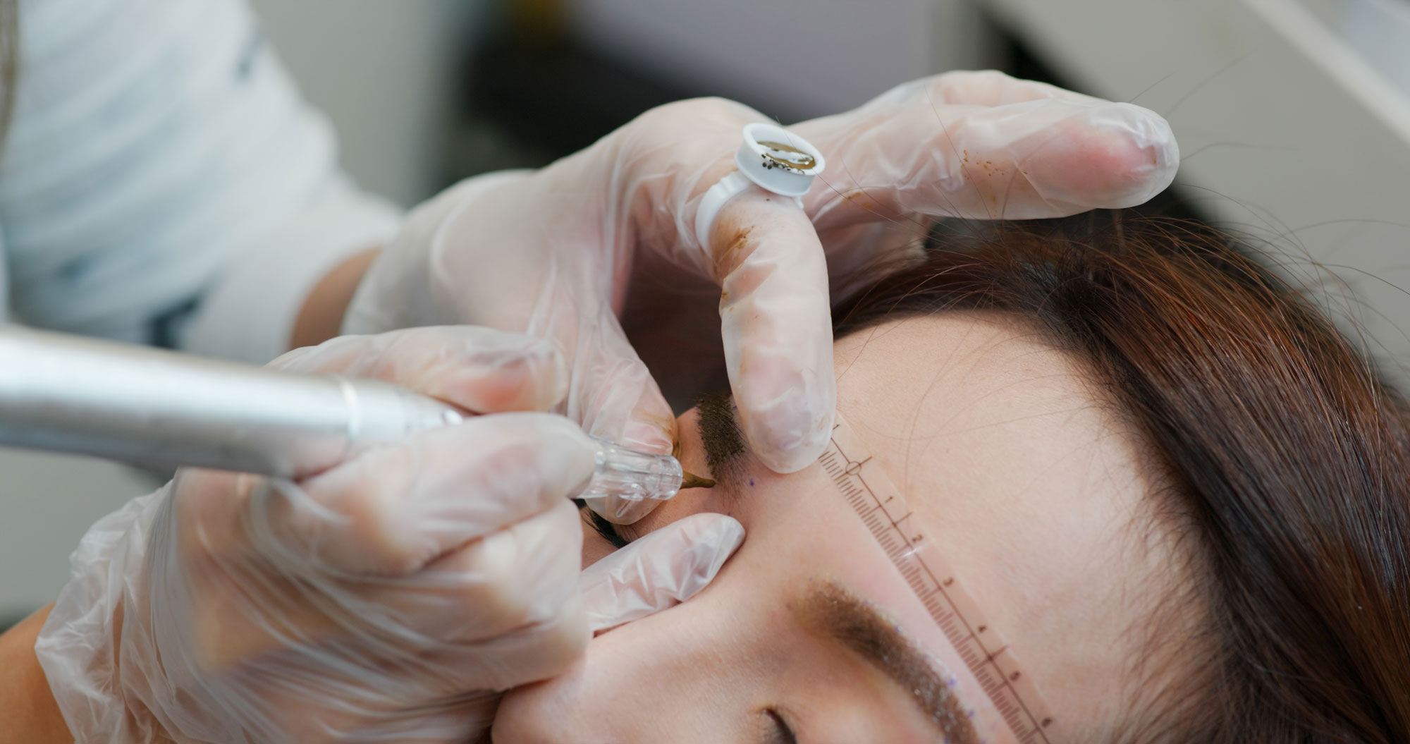 Frau mit frisch pigmentierten Augenbrauen nach Microblading im beautystudio Image in Hamm und Aachen