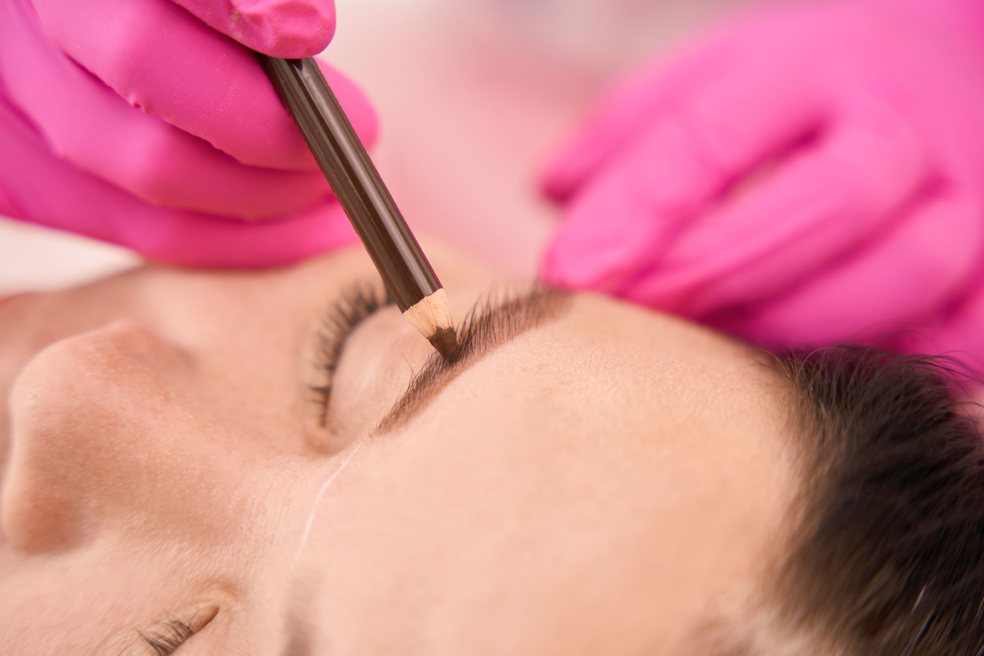 Microblading Behandlung an den Augenbrauen einer Kundin im beautystudio Image in Hamm und Aachen