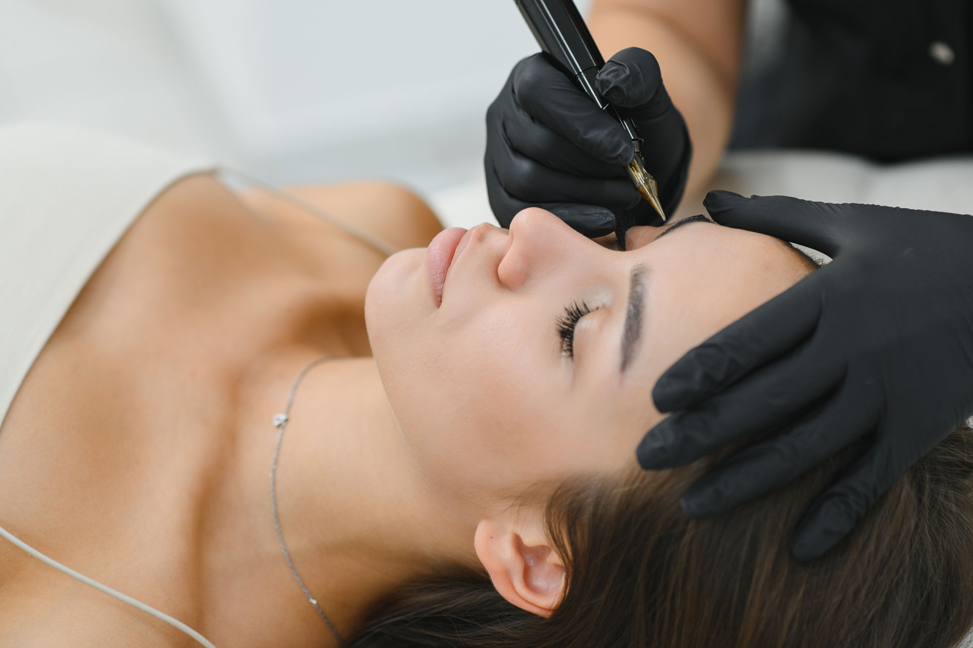 Permanent Make-up an Augenbrauen und Lidstrich bei einer Kundin im beautystudio Image in Hamm und Aachen