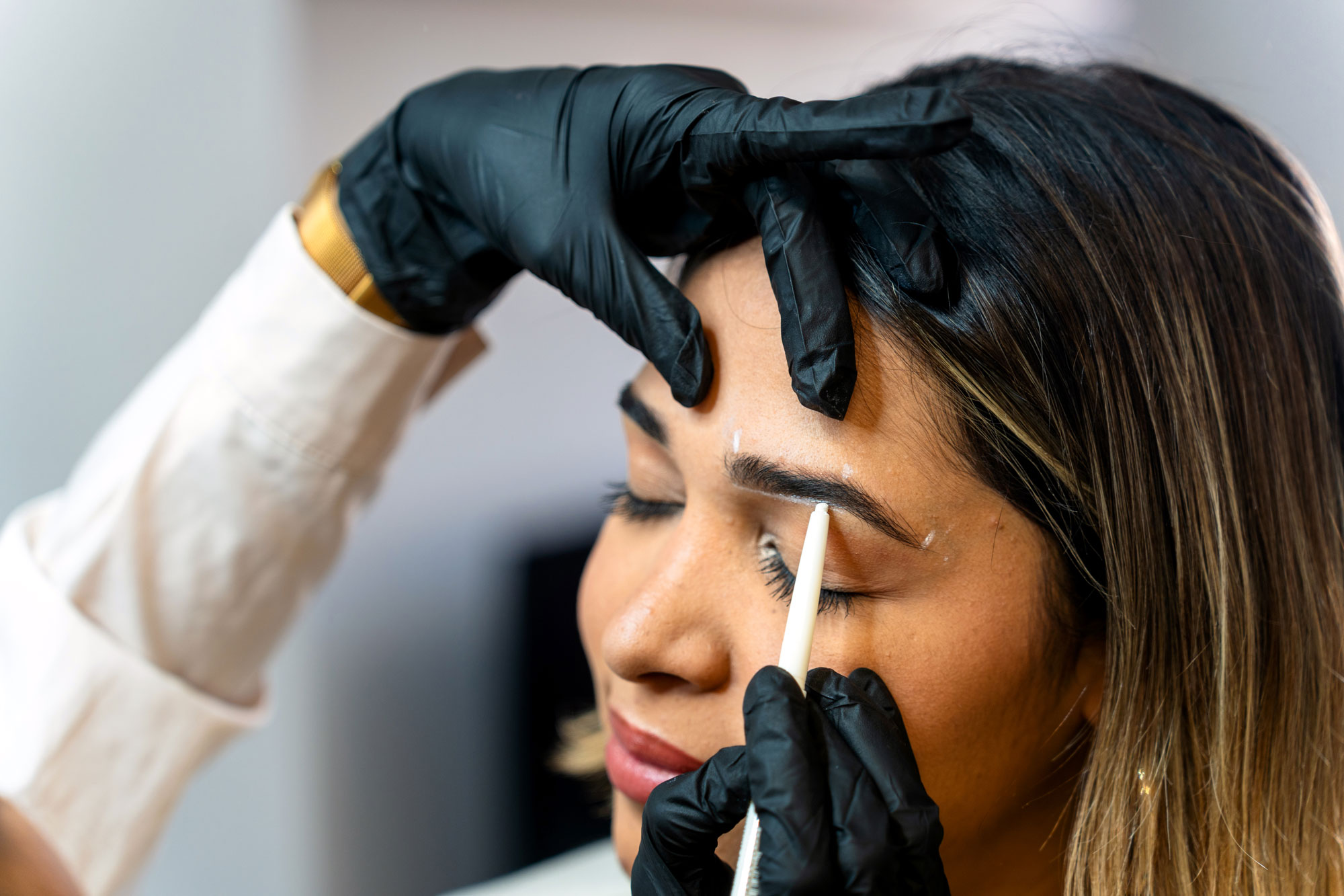 Permanent Make-up an Augenbrauen und Lidstrich bei einer Kundin im beautystudio Image in Hamm und Aachen